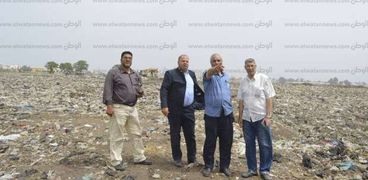 رئيس مدينة كفر الشيخ يتابع مقلب القمامة قبل وضع حجر الاساس لوحدات الاسكان