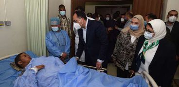 رئيس الوزراء خلال زيارته لمصابي الحادث