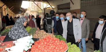 محافظ بني سويف يتفقد سوق الدهشوري ضمن خطة رفع كفاءته