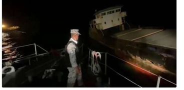 فرد من البحرية التايلاندية على متن «سفينة الأشباح»