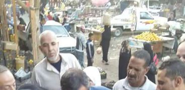 النائب محمود عثمان يبدأ ممارسة دوره من سوق خضار