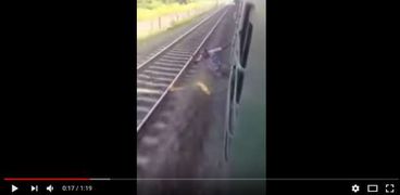 مقطع من فيديو الرجل الهندي الذي اودى بحياته بسبب استعراضاته بالقطار