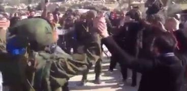رقص السوريين مع جنود روس