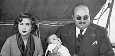 الملك السابق أحمد فؤاد مع والده