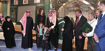 تسليم أسرة المصري شهيد "حريق السعودية" وسام الملك عبدالعزيز ومليون ريـال