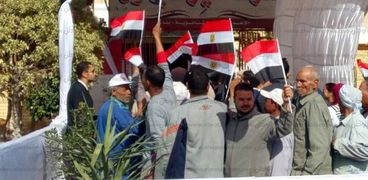 ناخبون يرفعون أعلام مصر