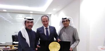 «الإعلام الكويتية» تسلم درعا تذكاريا لرئيس هيئة الكتاب لجهوده في «معرض القاهرة»