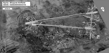 صورة من الأقمار الإصطناعية للقاعدة الجوية العسكرية السورية في ريف حمص التي تم استهدافها بصواريخ أمريكية