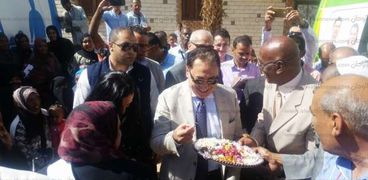أهالي أسوان يستقبلون وزير الصحة بـ"فول سوداني وفيشار"
