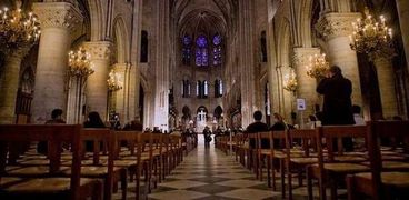 "بالخوذة".. المصليون يقيمون أول قداس بكاتدرائية نوتدرام بعد احتراقها