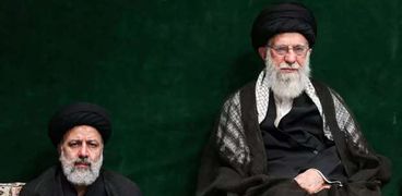 ابراهيم رئيسي يجلس على يمين علي خامنئي في طهران