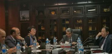 وزير الكهرباء أثناء اجتماعه مع مسئولي الشركة الصينية