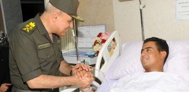 وزير الدفاع يزور مصابي القوات المسلحة بالمستشفيات