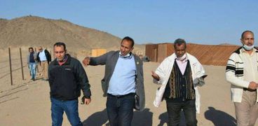 رئيس جامعة أسوان يقود أكبر قافلة طبية شاملة لقرية العلاقي بحدود مصر