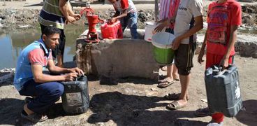 أهالى الدقهلية يستعينون بـ«الطلمبات» لمواجهة أزمة انقطاع المياه