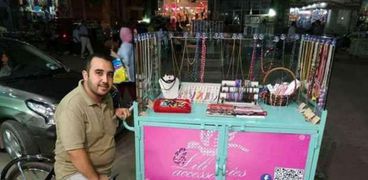 «عادل» يبيع الإكسسوارات فى شارع فيصل