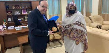 سفير مصر بالخرطوم ووزيرة التعليم السودانية