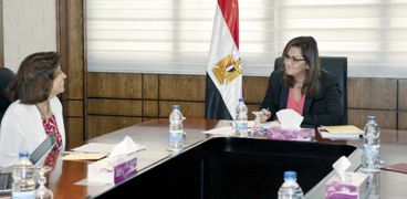 وزيرة التخطيط أثناء لقائها رئيس مكتب «التعاون الاقتصادى»