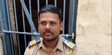 شاب هندي ينتحل صفة ضابط شرطه
