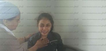 طالبة مصابة تبكى داخل مستشفى دسوق