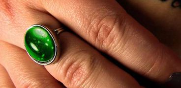الخاتم المزاجي، أو "Mood ring"، الذي يتغير لونه بتغير الحالة المزاجية للشخص الذي يرتديه