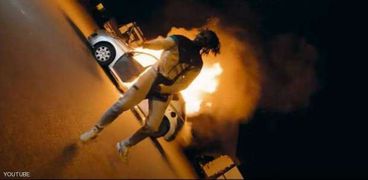 المقطع المصور للأغنية تم تصويره أمام سيارة محترقة