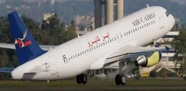 مطار مرسى علم الدولي يستقبل 134 مصري عائدين من الخرطوم