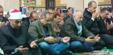 وزير الري يؤدي صلاة الجمعة بمسجد الدسوقي