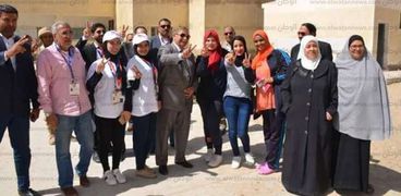 محافظ الإسماعيلية يلوح بعلامة النصر وسط الفتيات