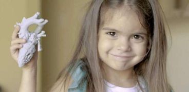 الطفلة ميا غونزاليس حاملة القلب المطبوع الذي أنقذ حياتها