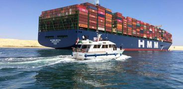 سفينة البضائع الكورية فى قناة السويس الجديدة