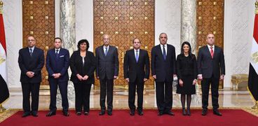 الرئيس مع الوزراء الجدد ونواب الوزراء عقب أداء اليمين