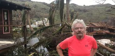 ملياردير بريطاني يرصد الأضرار التي لحقت به جراء إعصار "إرما"