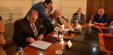 محافظ مطروح خلال توقيعه بروتوكول مع رئيس مجلس امناء جامعة سيناء