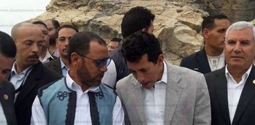 النائب سليمان فضل يتحدث مع وزير الشباب خلال زيارته لمطروح