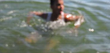 حرارة الجو تدفع الشباب للسباحة في نيل وترع قنا.. وإحصائية: 23 غريقا
