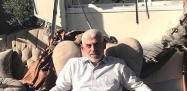 يحيى السنوار يجلس على كرسي أمام منزله في قطاع غزة