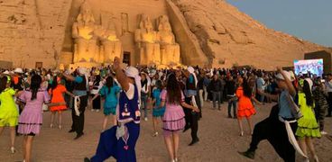 سياح أجانب خلال حضورهم ظاهرة تعامد الشمس بمعبد أبو سمبل