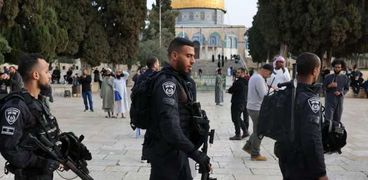 أحد عناصر الشرطة الإسرائيلية أمام مسجد قبة الصخرة