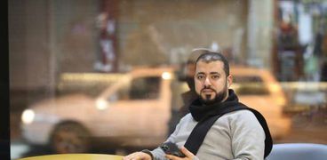 أحمد صالح ينتظر عودة الاتصالات في غزة للاطمئنان على عائلته