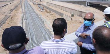 وزير النقل يتفقد مشروع القطار الكهربائي