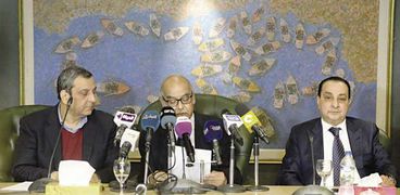 «الأمين» و«عارف» و«قلاش» خلال اجتماع بنقابة الصحفيين «صورة أرشيفية»
