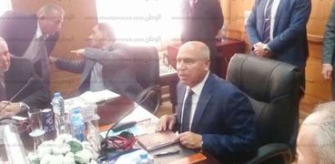 بالفيديو| «الوزير» من محطة مصر: «نتكلم بعدين.. خلونا نشتغل الأول»