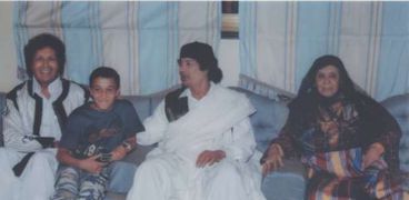 القذافي مع اخته عتيقة