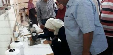 مدير تعليم إيتاى البارود يتابع تشغيل ماكينات الحياكة بمدرسة هيثم حمد
