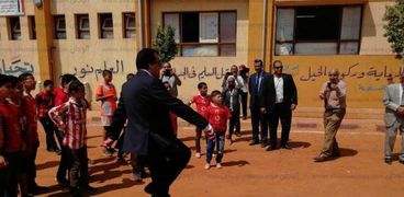 وزير التعليم العالى يشارك طلاب مدرسة إبتدائية بأسيوط لعبة كرة القدم