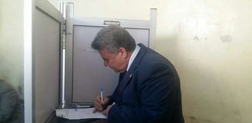 رئيس جامعة بنها يدلي بصوته في الإنتخابات