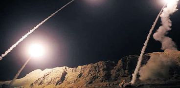 أعمدة الدخان تتصاعد من تفجير الصواريخ الإيرانية فى سوريا «أ.ف.ب»