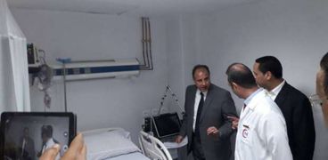 محافظ الإسكندرية في زيارته لمستشفي العامرية