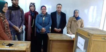 عميدة آثار القاهرة تتفقد لجان انتخابات الطلاب